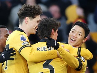 Radosť hráčov Wolverhamptonu po víťazstve nad West Hamom.