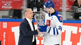 Prezident Nemeckej federácie ľadového hokeja Peter Merten odovzdáva víťaznú trofej do rúk kapitána slovenskej hokejovej reprezentácie Petra Cehlárika za víťazstvo na medzinárodnom hokejovom stretnutí o Nemecký pohár.