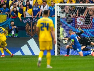 Martin Dúbravka inkasuje gól v zápase Slovensko - Ukrajina v skupine E na EURO 2024.