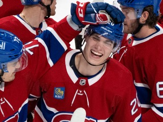 Juraj Slafkovský sa teší so spoluhráčmi z prvého gólu v NHL.