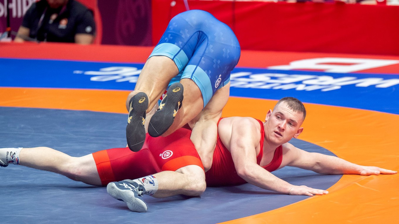 Norbert Sipka (dole) a Damian Von Euw bojujú počas kvalifikácie v gréckorímskom štýle v kategórii do 87 kg na ME v zápasení 2025.