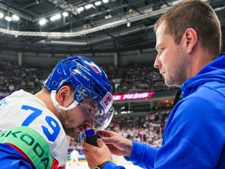 Kustód slovenského tímu Juraj Stopka dáva Liborovi Hudáčkovi ampulku s čpavkom.