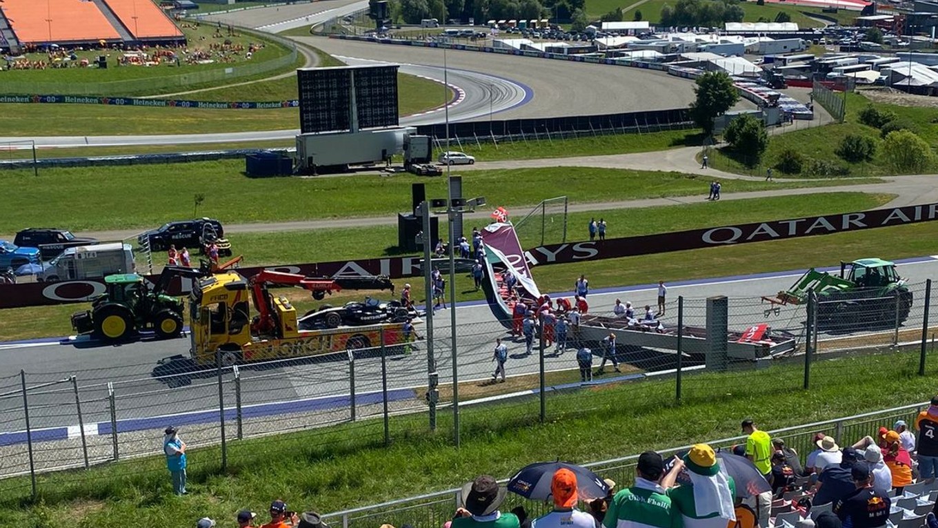 Odťahové vozidlo na okruhu v Spielbergu narazilo do reklamného banera
