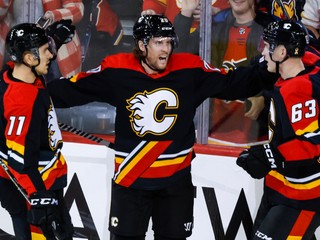 Hráči Calgary Flames oslavujú gól.
