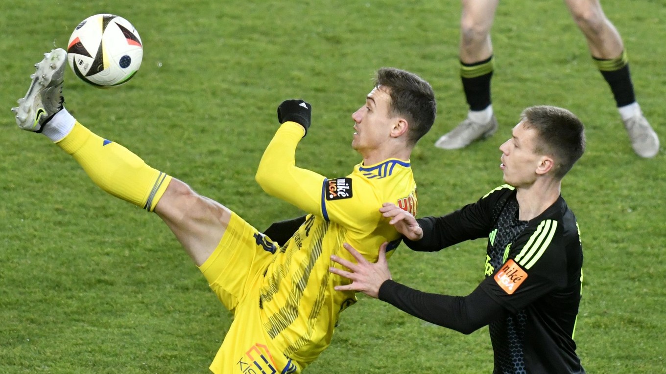 Dominik Kružliak (vľavo) a Alex Sobczyk v zápase FC Košice - MFK Skalica v 17. kole Niké ligy.