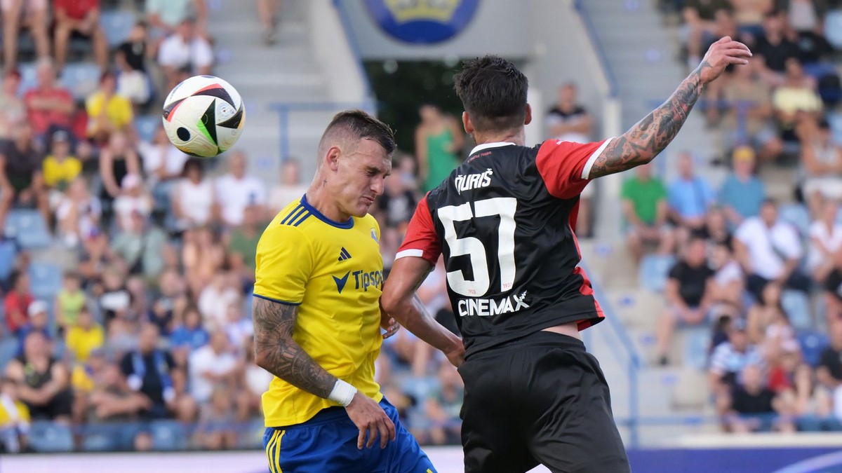 Denys Taraduda (Michalovce) a Michal Ďuriš (Trnava) v zápase 2. kola Niké ligy medzi MFK Zemplín Michalovce a FC Spartak Trnava.