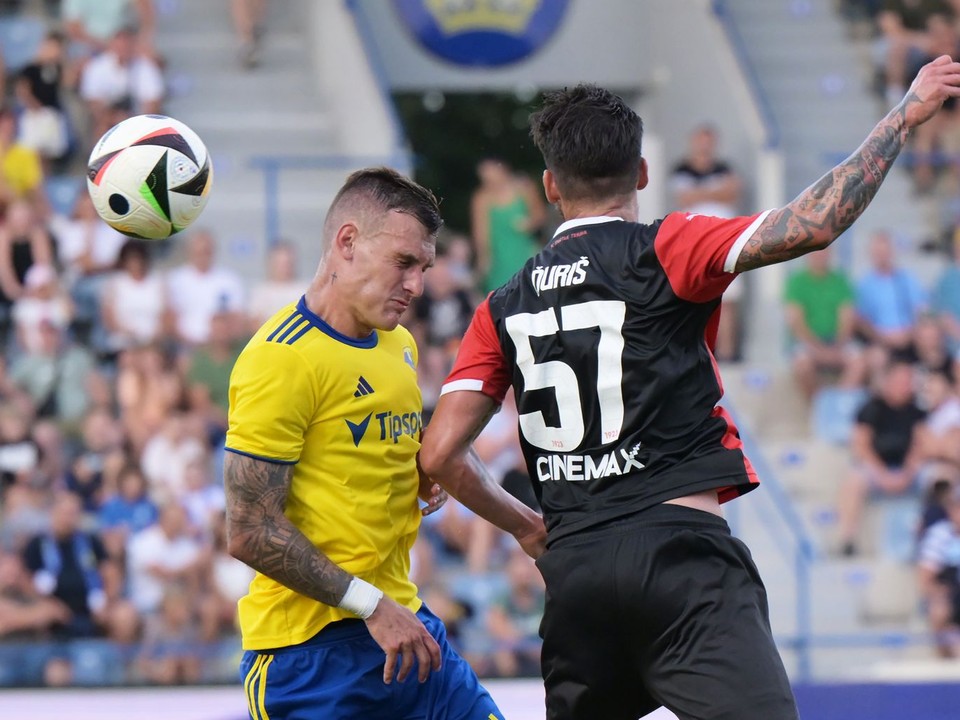 Denys Taraduda (Michalovce) a Michal Ďuriš (Trnava) v zápase 2. kola Niké ligy medzi MFK Zemplín Michalovce a FC Spartak Trnava.