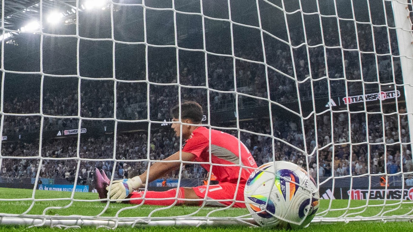 Brankár Dominik Takáč reaguje po penaltovom rozstrele počas odvetného zápasu 3. predkola Ligy majstrov vo futbale ŠK Slovan Bratislava – Kajrat Almaty.