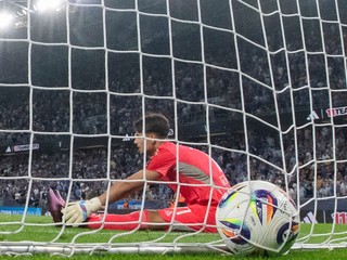 Brankár Dominik Takáč reaguje po penaltovom rozstrele počas odvetného zápasu 3. predkola Ligy majstrov vo futbale ŠK Slovan Bratislava – Kajrat Almaty.