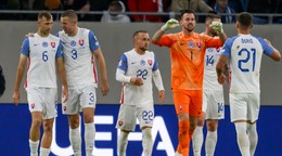Slovenskí futbalisti sa tešia vyhratom zápase.
