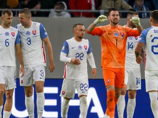 Slovenskí futbalisti sa tešia vyhratom zápase.