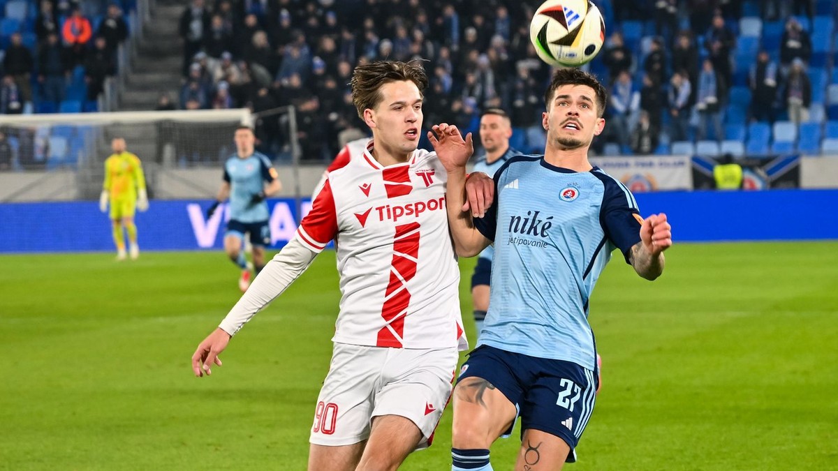 Na snímke zľava Hugo Pavek (Trenčín) a Matúš Vojtko (Bratislava).