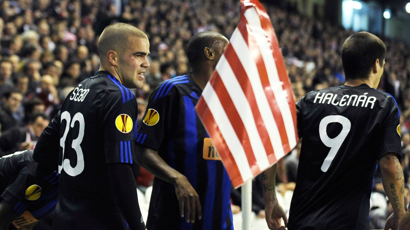 Filip Šebo (Slovan Bratislava) oslavuje gól na štadióne San Mamés.