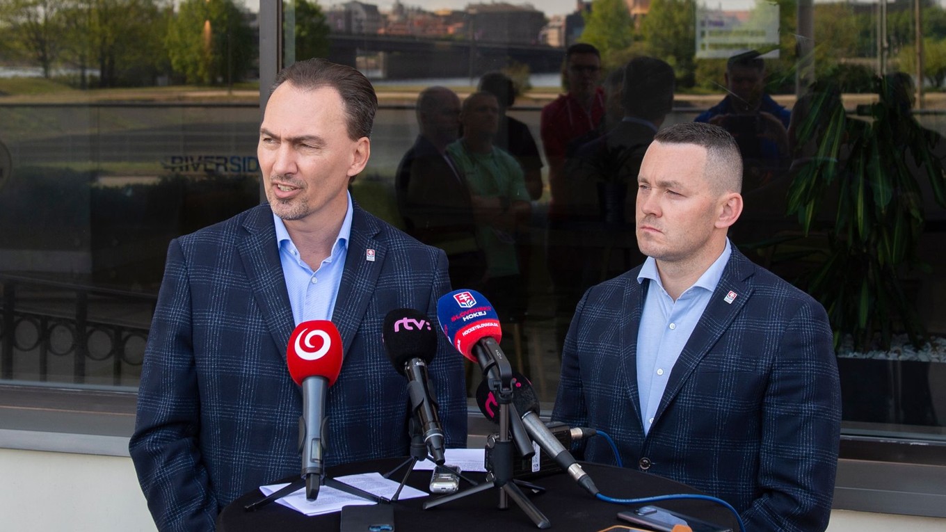 Prezident SZĽH Miroslav Šatan a vpravo generálny sekretár zväzu Miroslav Lažo.