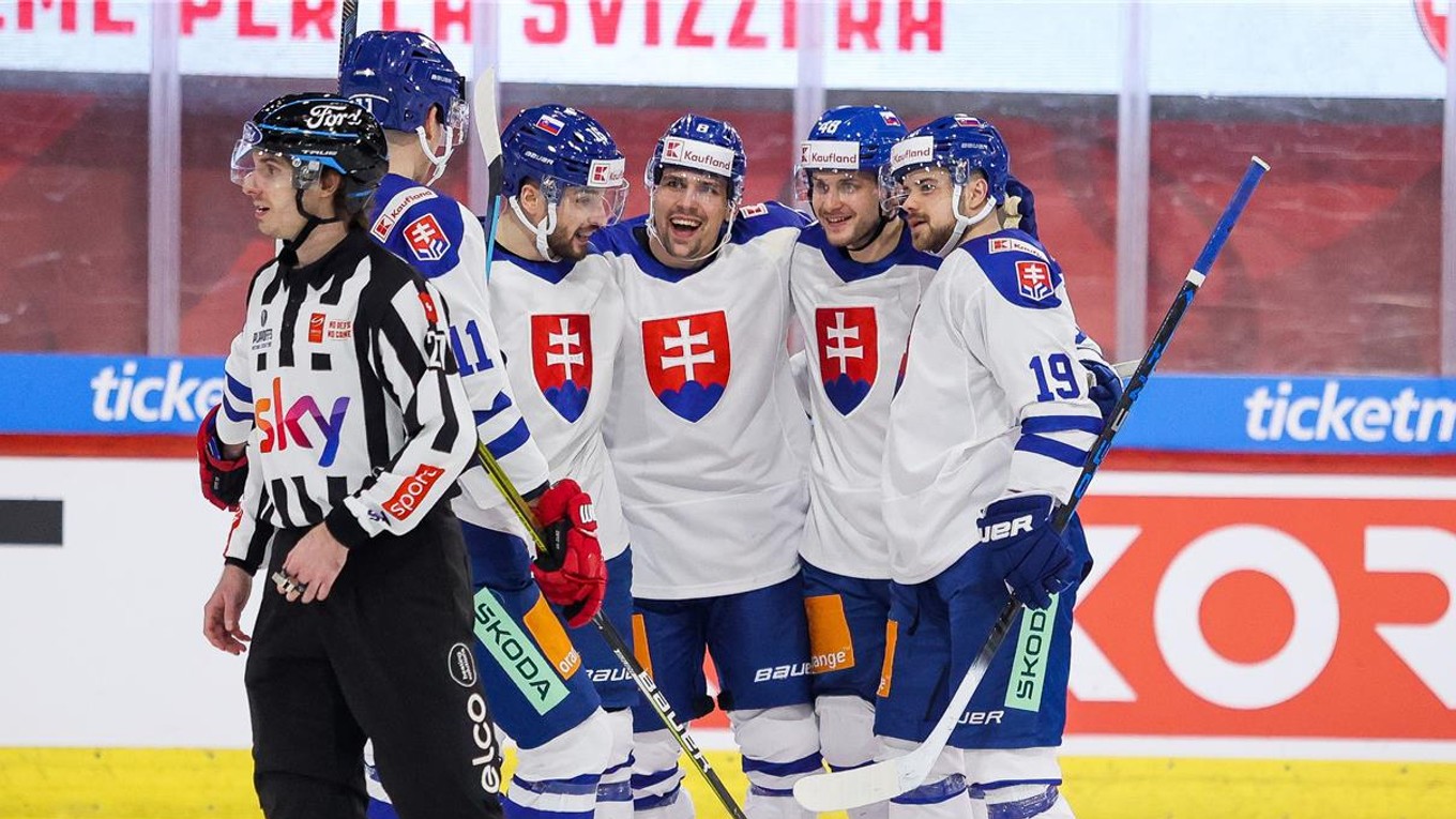 Slovenskí hokejisti sa tešia po strelenom góle v prípravnom zápase Švajčiarsko - Slovensko pred MS v hokeji 2023.