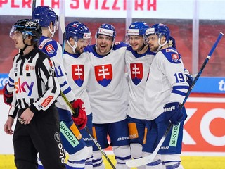 Slovenskí hokejisti sa tešia po strelenom góle v prípravnom zápase Švajčiarsko - Slovensko pred MS v hokeji 2023.