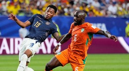Seko Fofana a Gonzalo Plata.