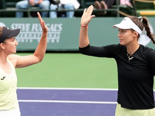 Olivia Nichollsová (vľavo) a Tereza Mihalíková