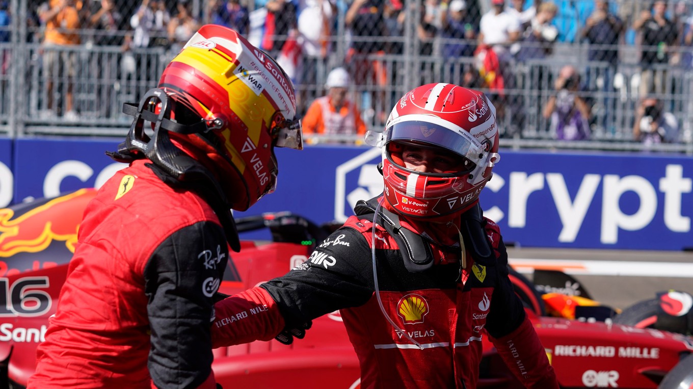 Jazdci tímu Ferrari - Charles Leclerc (vpravo) a Carlos Sainz.