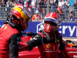 Jazdci tímu Ferrari - Charles Leclerc (vpravo) a Carlos Sainz.