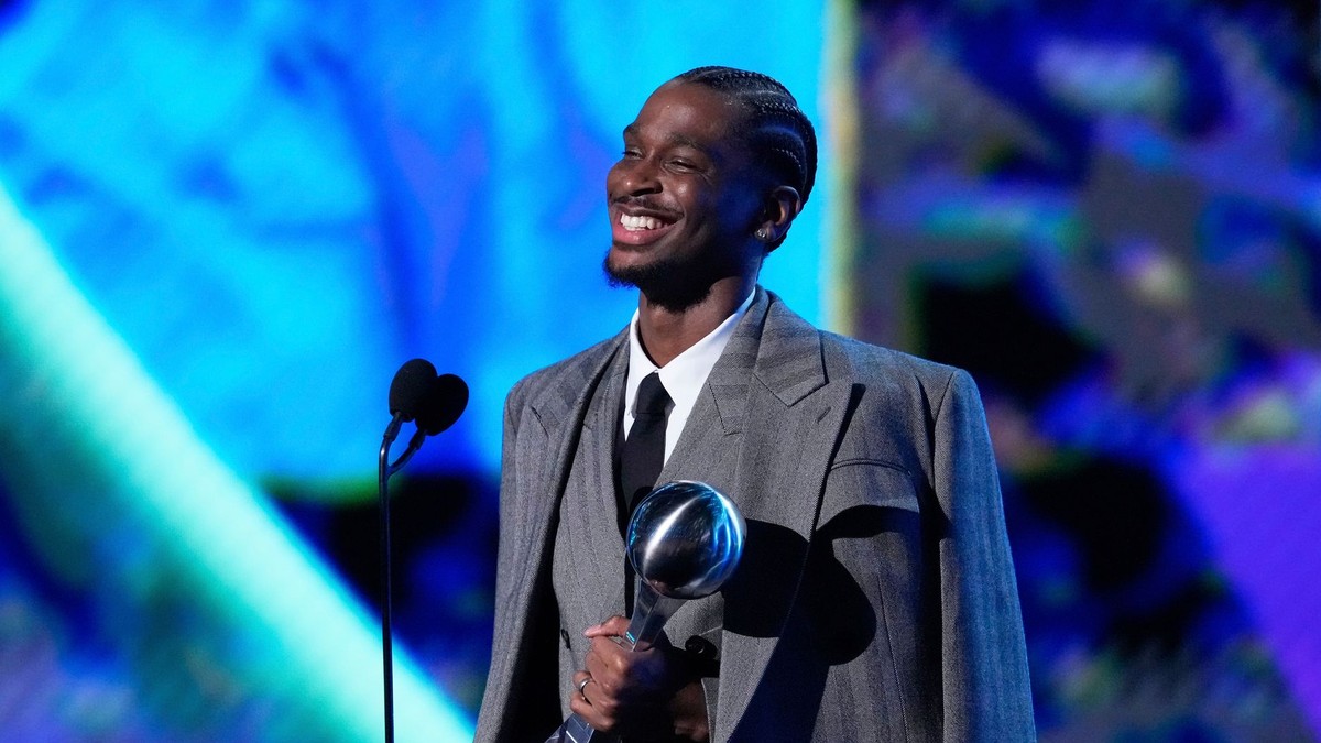 Shai Gilgeous-Alexander sa usmieva po tom, ako vyhral cenu pre najlepšieho mužského športovca ESPY 2025.