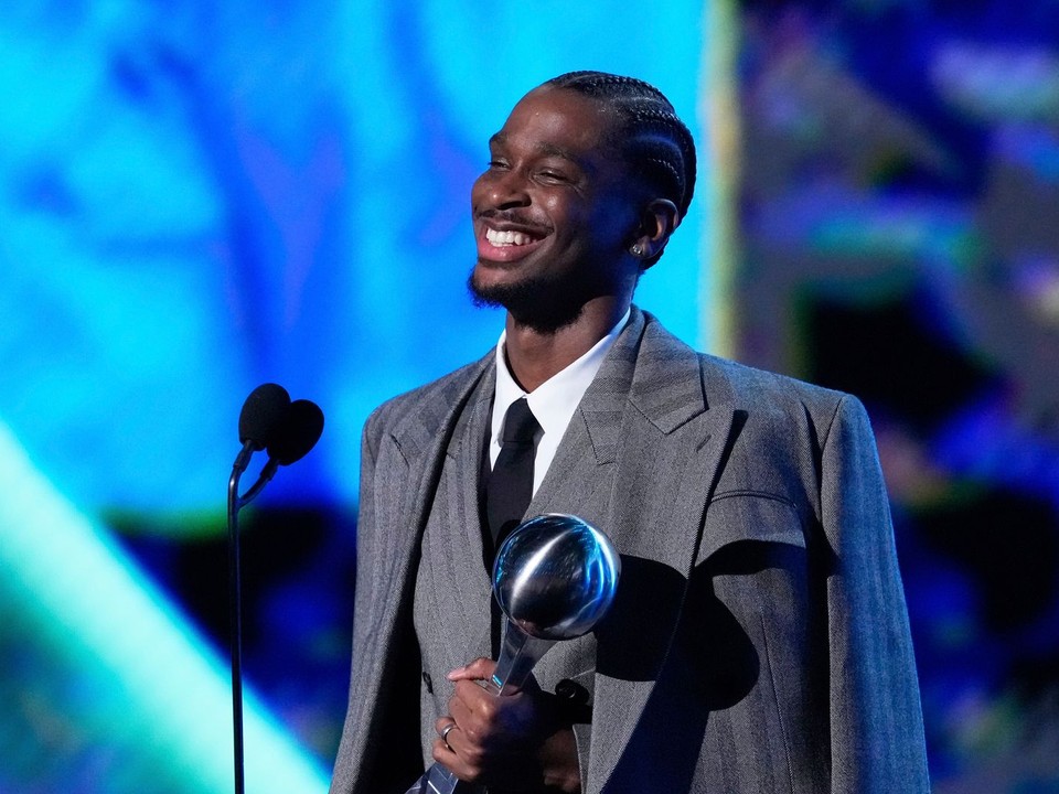 Shai Gilgeous-Alexander sa usmieva po tom, ako vyhral cenu pre najlepšieho mužského športovca ESPY 2025.