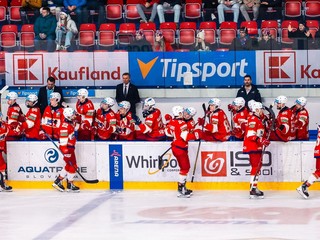 Hráči Liptovského Mikuláša sa tešia z gólu.