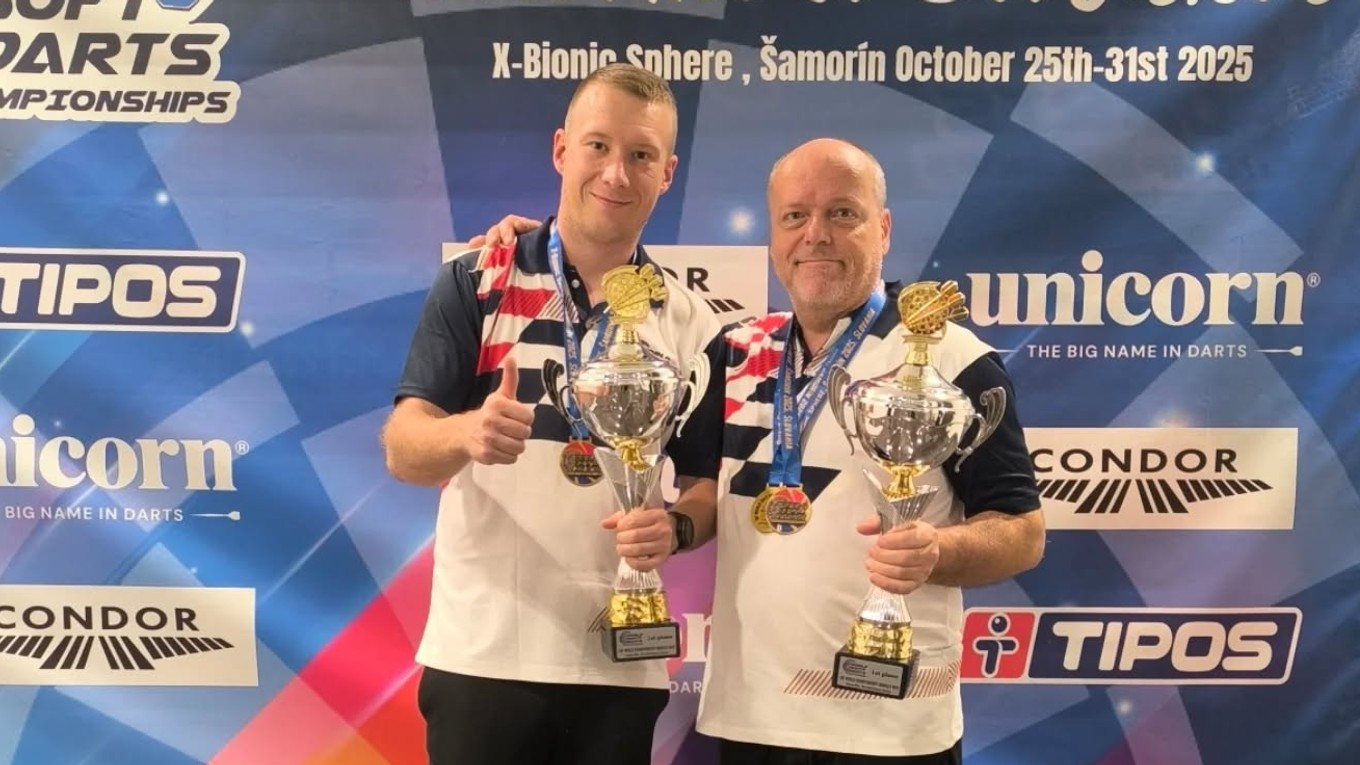 Erik Poliak a Ľuboš Pivarč (vpravo) ovládli turnaj dvojíc na MS v elektronických šípkach.