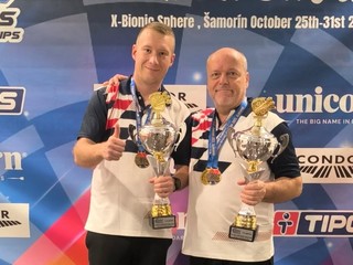 Erik Poliak a Ľuboš Pivarč (vpravo) ovládli turnaj dvojíc na MS v elektronických šípkach.