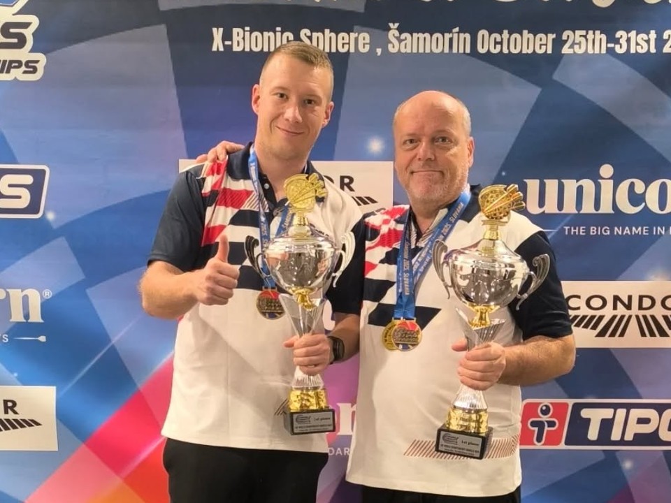 Erik Poliak a Ľuboš Pivarč (vpravo) ovládli turnaj dvojíc na MS v elektronických šípkach.