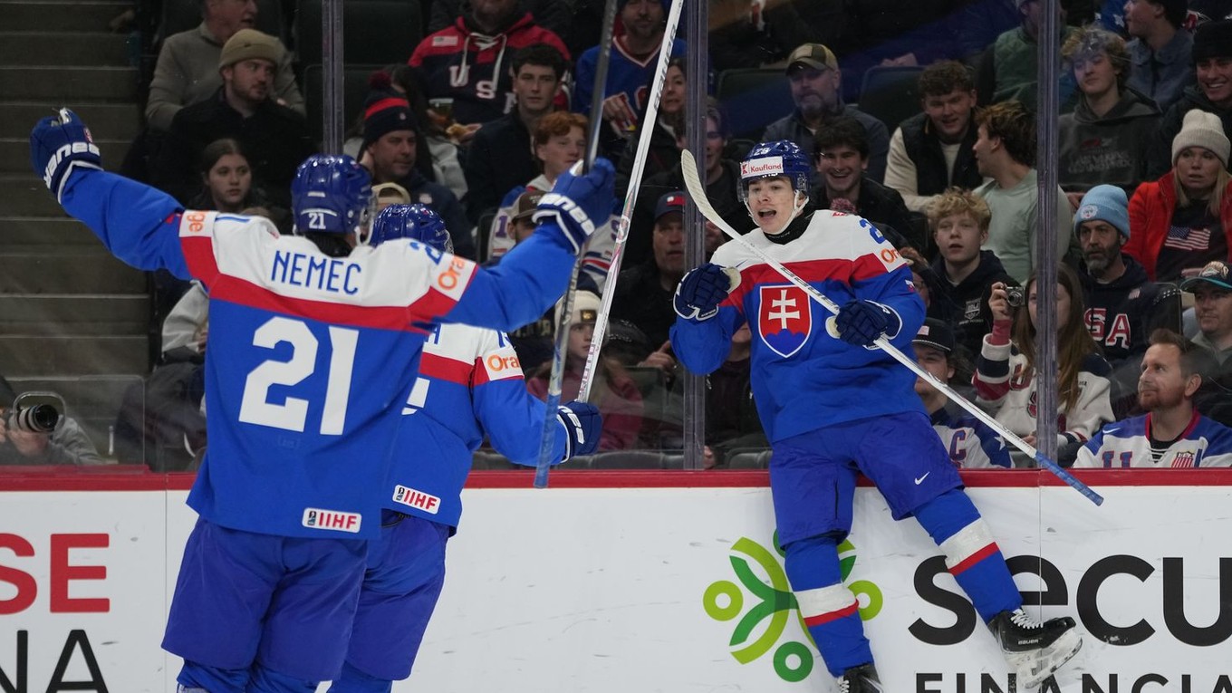 Tomáš Chrenko oslavuje so spoluhráčmi strelený gól.