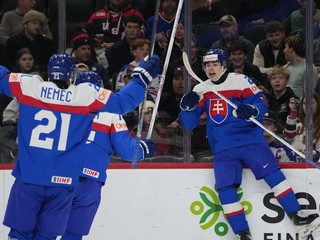 Tomáš Chrenko oslavuje so spoluhráčmi strelený gól.