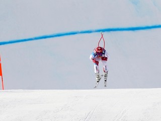 Beat Feuz počas zjazdu v Kitzbüheli v januári 2021.