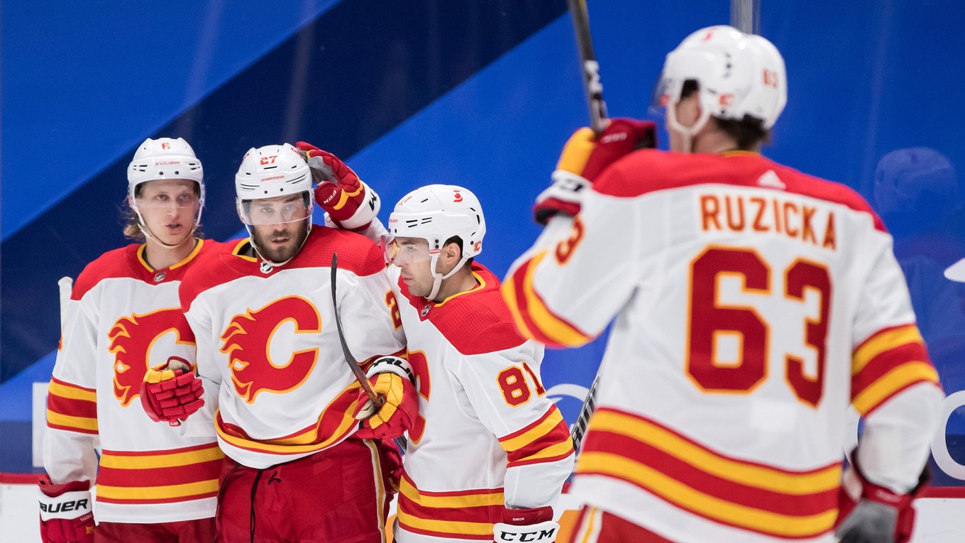 Adam Ružička vo svojom prvom zápase NHL v drese Calgary Flames.