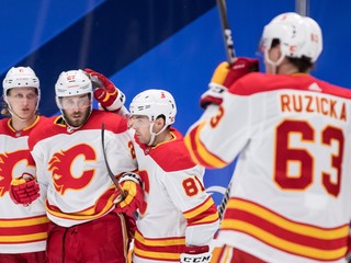 Adam Ružička vo svojom prvom zápase NHL v drese Calgary Flames.