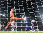 Na snímke brankár Slovana Dominik Takáč (uprostred) a hráč Paríža St. Germain Ousmane Dembélé (tretí sprava), ktorý strelil gól na 2:0 počas zápasu 1. kola ligovej fázy Ligy majstrov vo futbale Paríž St. Germain - ŠK Slovan Bratislava.