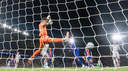 Na snímke brankár Slovana Dominik Takáč (uprostred) a hráč Paríža St. Germain Ousmane Dembélé (tretí sprava), ktorý strelil gól na 2:0 počas zápasu 1. kola ligovej fázy Ligy majstrov vo futbale Paríž St. Germain - ŠK Slovan Bratislava.