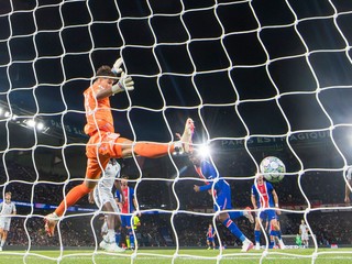 Na snímke brankár Slovana Dominik Takáč (uprostred) a hráč Paríža St. Germain Ousmane Dembélé (tretí sprava), ktorý strelil gól na 2:0 počas zápasu 1. kola ligovej fázy Ligy majstrov vo futbale Paríž St. Germain - ŠK Slovan Bratislava.