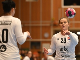 Na snímke zľava slovenské hádzanárky Katarína Pócsíková a Barbora Lanczová. 