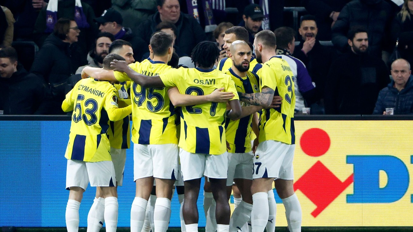 Hráči Fenerbahce oslavujú gól.