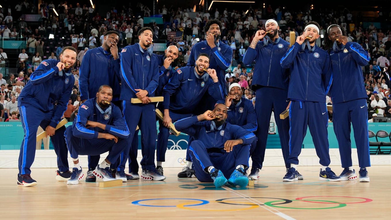 Americkí basketbalisti oslavujú zisk zlata na olympiáde v Paríži 2024.