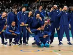 Americkí basketbalisti oslavujú zisk zlata na olympiáde v Paríži 2024.