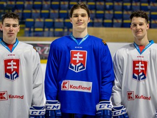 Zľava Šimon Nemec, Juraj Slafkovský a Samuel Kňažko počas tréningu slovenskej hokejovej reprezentácie.