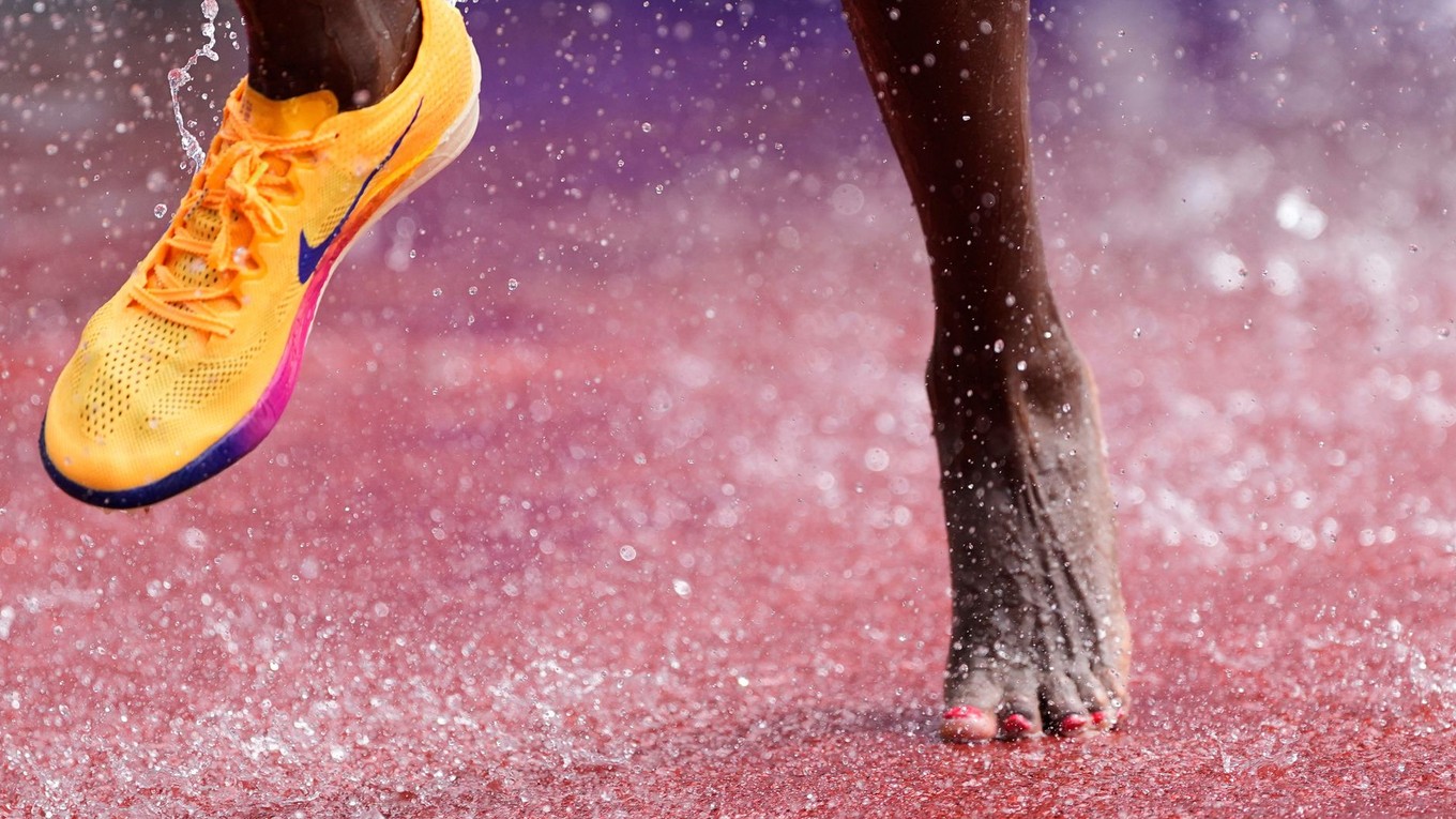 Daisy Jepkemeiová súťaží bez ľavej topánky na MS v Tokiu 2025.