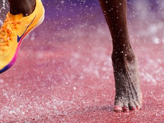 Daisy Jepkemeiová súťaží bez ľavej topánky na MS v Tokiu 2025.