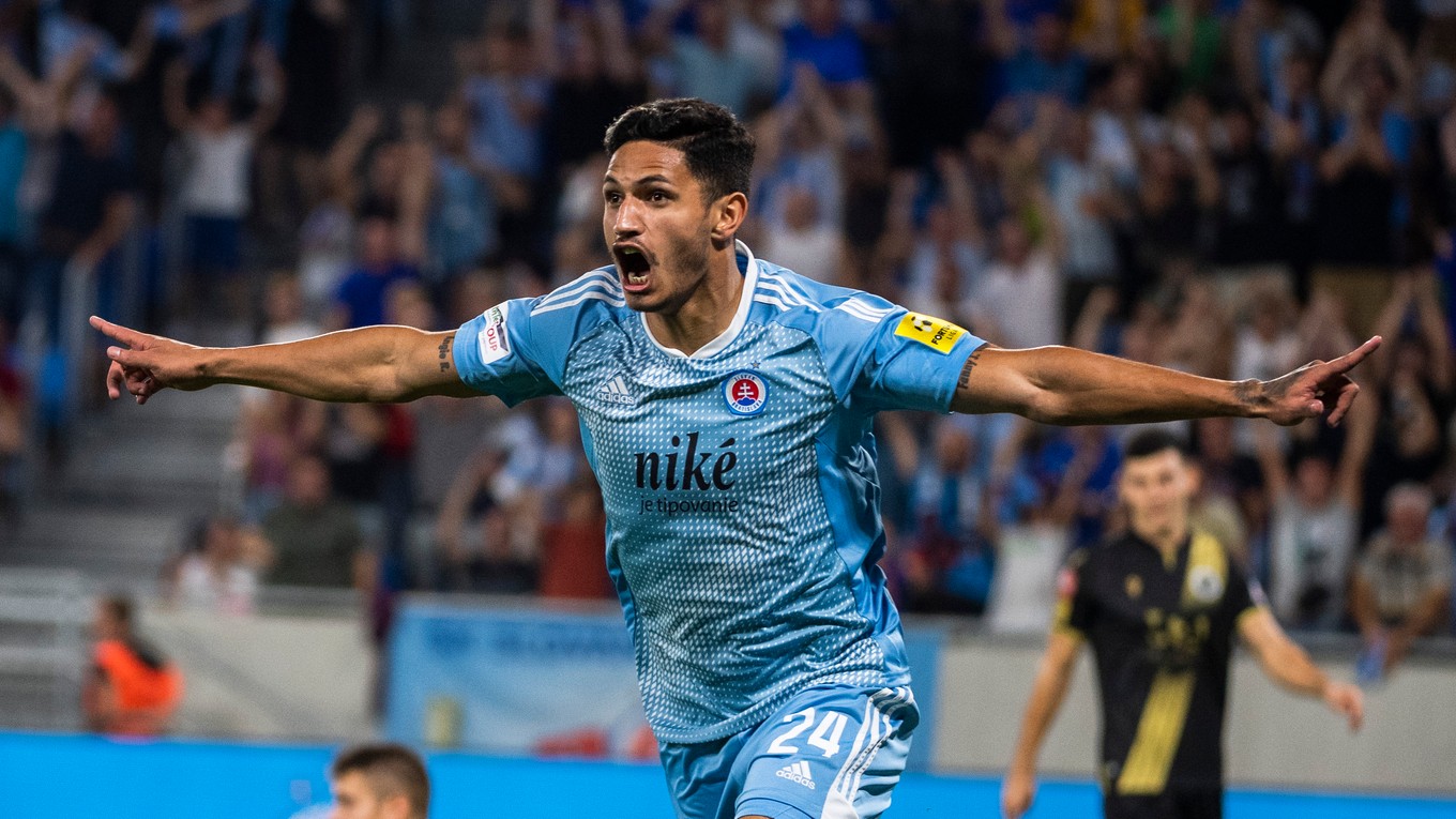 Eric Ramírez strieľa gól v drese Slovana Bratislava. 
