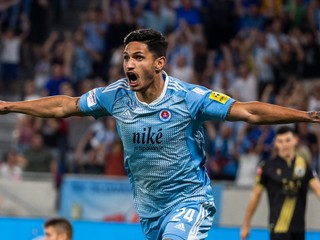 Eric Ramírez strieľa gól v drese Slovana Bratislava. 