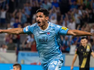 Eric Ramírez strieľa gól v drese Slovana Bratislava.