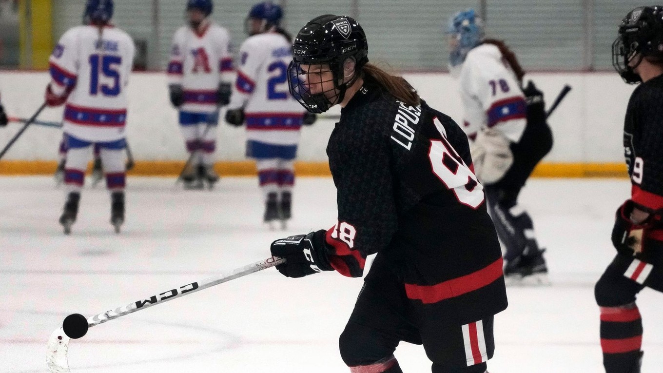 Slovenská hokejistka v drese amerického tímu Bishop Kearney Selects Nela Lopušanová.