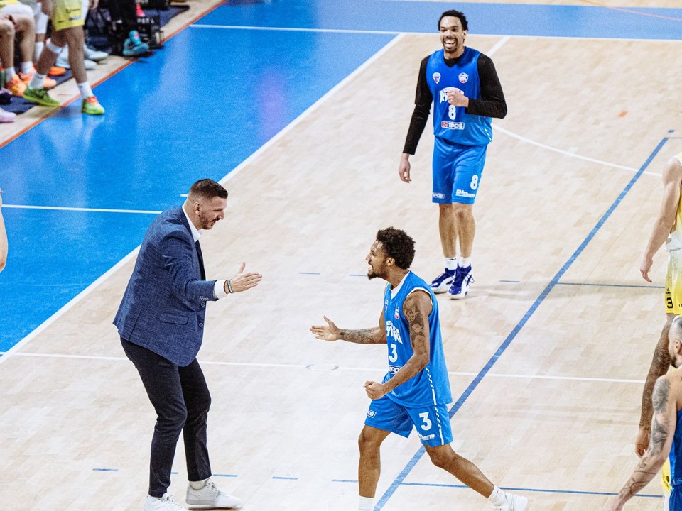 Momentka zo zápasu 18. kola Tipos SBL v basketbale mužov Košice Wolves - Spišskí Rytieri.